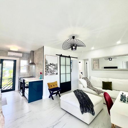 3 Seasons At The Carrington 3 Separate 2 Bedroom 1 Bathroom Apartments And A 3 Bedroom 2 Bathroom Villa Miami Eksteriør bilde