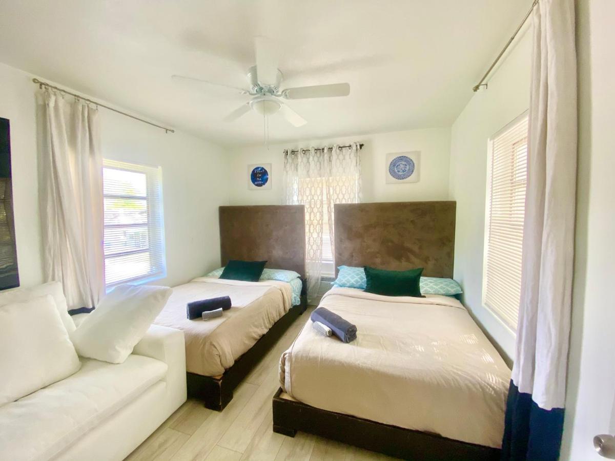 3 Seasons At The Carrington 3 Separate 2 Bedroom 1 Bathroom Apartments And A 3 Bedroom 2 Bathroom Villa Miami Eksteriør bilde
