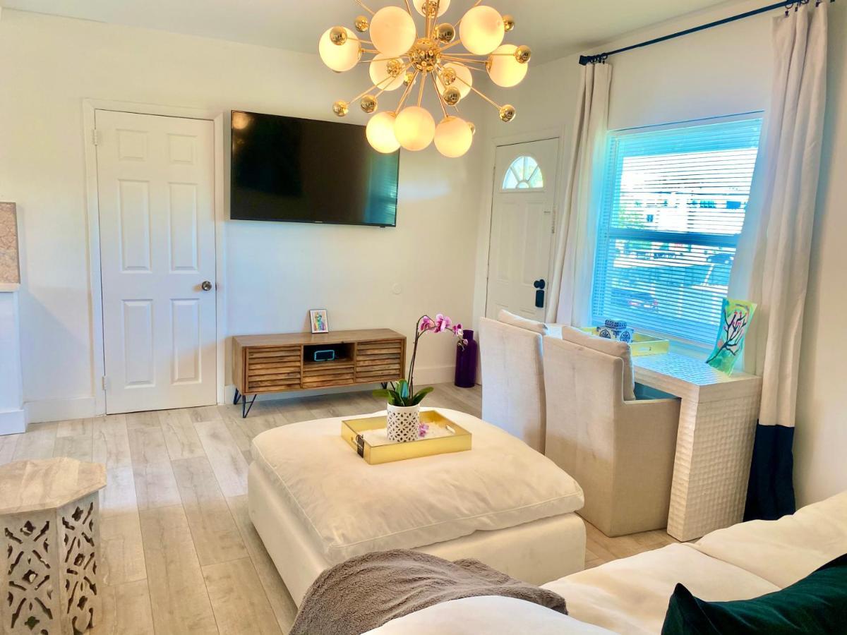 3 Seasons At The Carrington 3 Separate 2 Bedroom 1 Bathroom Apartments And A 3 Bedroom 2 Bathroom Villa Miami Eksteriør bilde