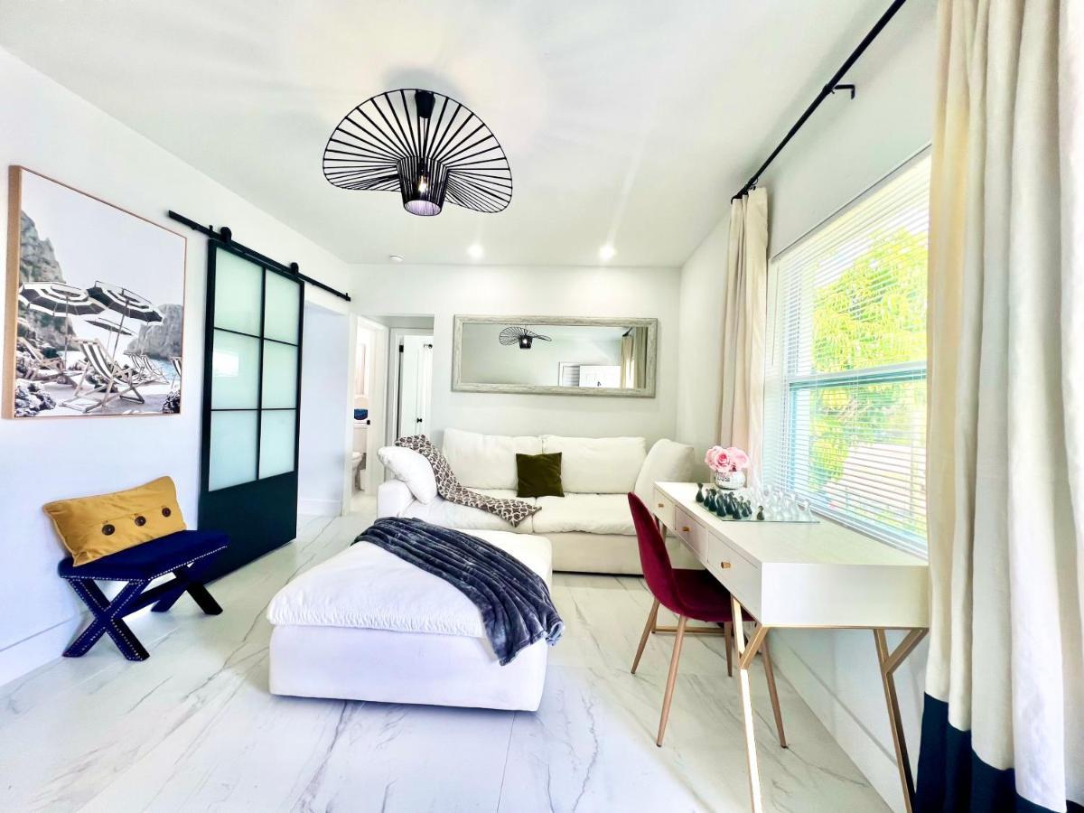 3 Seasons At The Carrington 3 Separate 2 Bedroom 1 Bathroom Apartments And A 3 Bedroom 2 Bathroom Villa Miami Eksteriør bilde