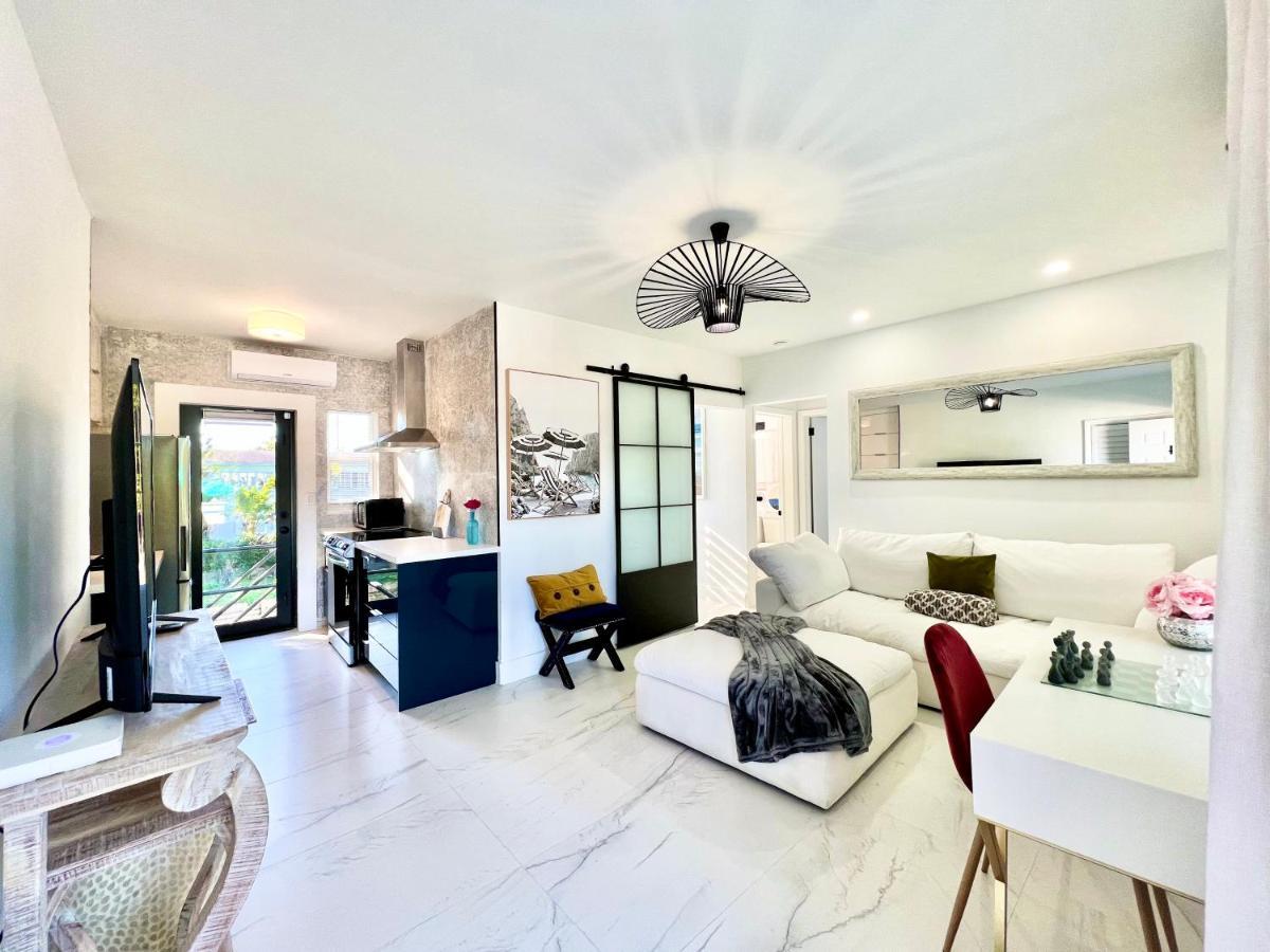 3 Seasons At The Carrington 3 Separate 2 Bedroom 1 Bathroom Apartments And A 3 Bedroom 2 Bathroom Villa Miami Eksteriør bilde