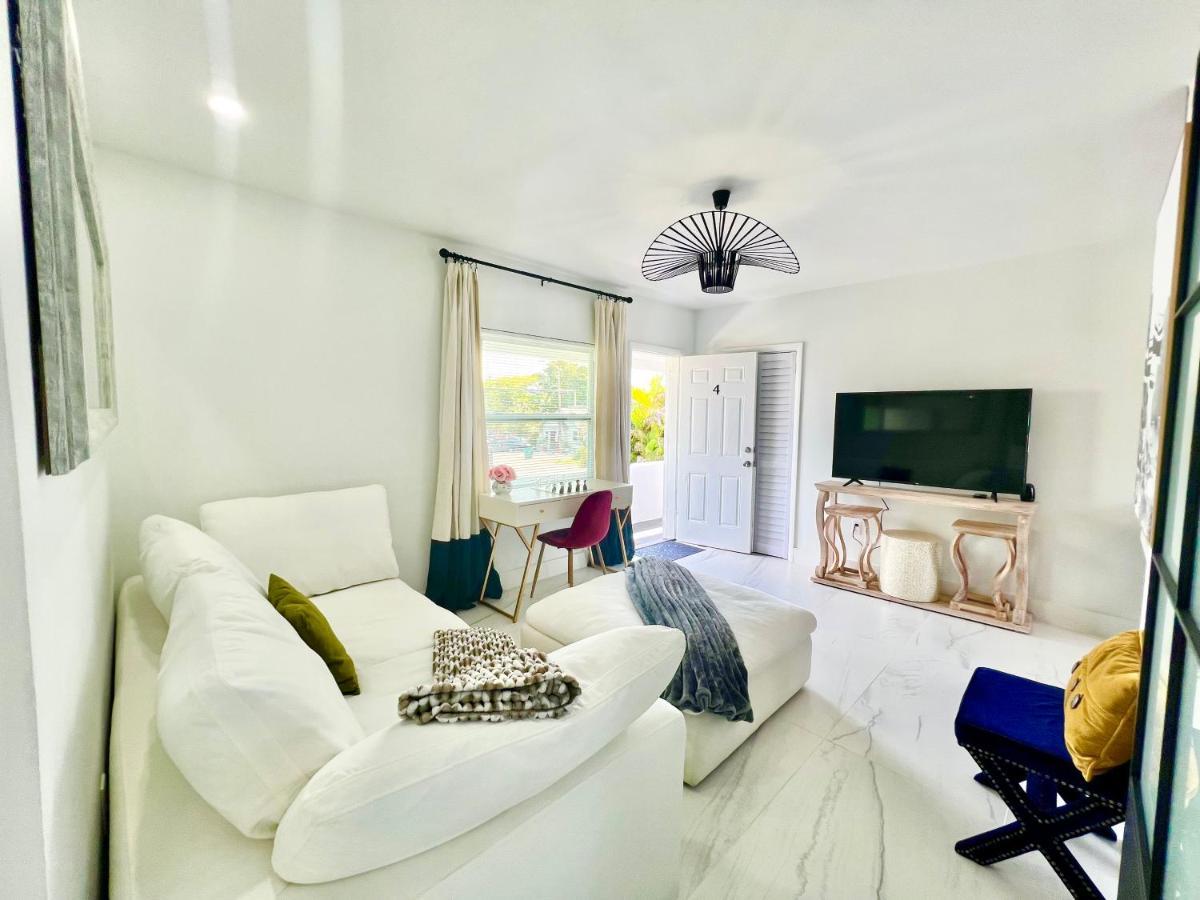 3 Seasons At The Carrington 3 Separate 2 Bedroom 1 Bathroom Apartments And A 3 Bedroom 2 Bathroom Villa Miami Eksteriør bilde