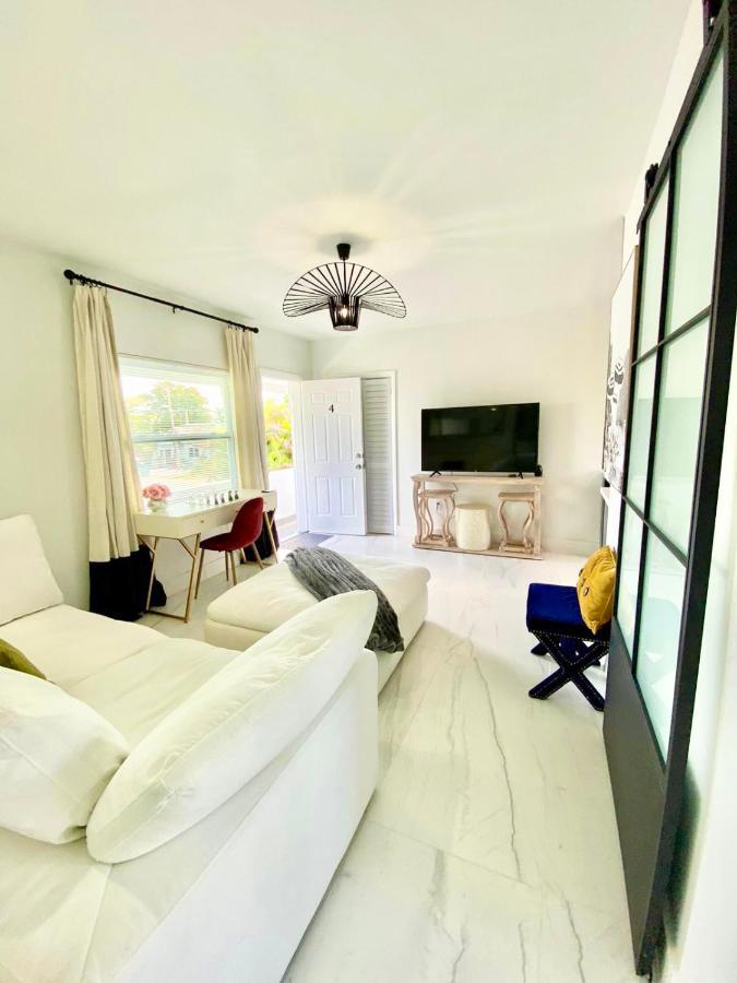 3 Seasons At The Carrington 3 Separate 2 Bedroom 1 Bathroom Apartments And A 3 Bedroom 2 Bathroom Villa Miami Eksteriør bilde