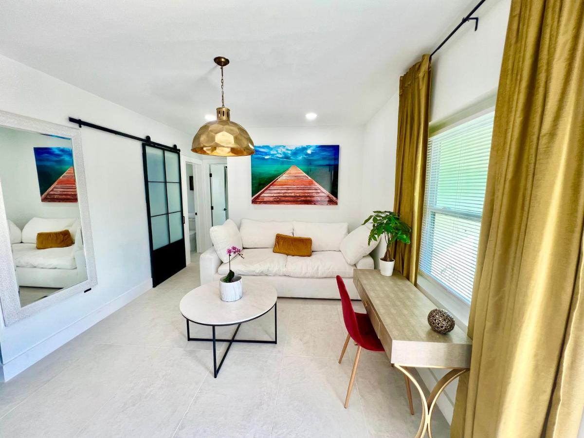 3 Seasons At The Carrington 3 Separate 2 Bedroom 1 Bathroom Apartments And A 3 Bedroom 2 Bathroom Villa Miami Eksteriør bilde