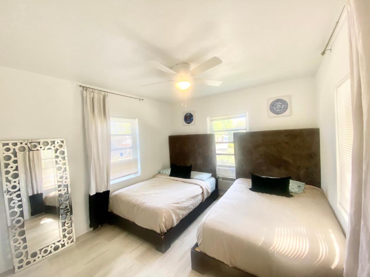 3 Seasons At The Carrington 3 Separate 2 Bedroom 1 Bathroom Apartments And A 3 Bedroom 2 Bathroom Villa Miami Eksteriør bilde