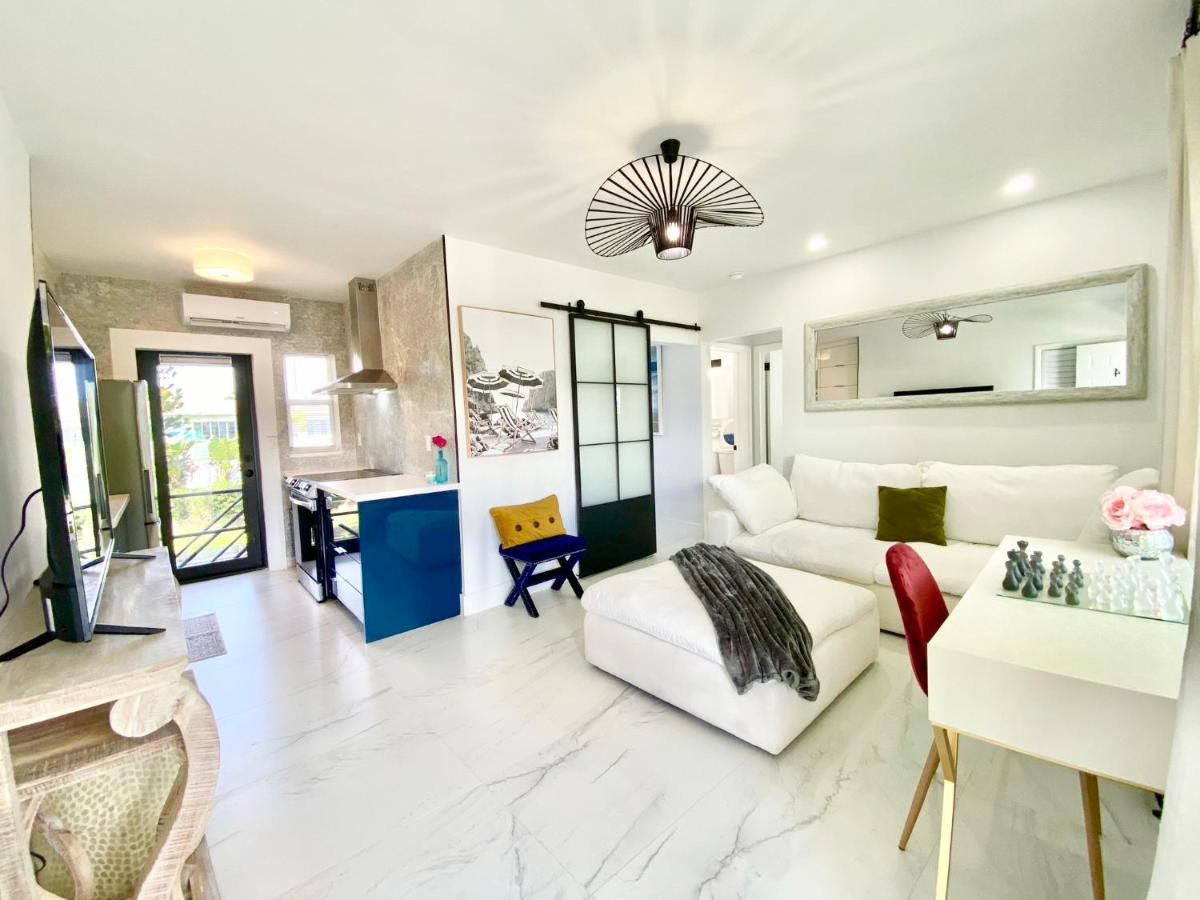 3 Seasons At The Carrington 3 Separate 2 Bedroom 1 Bathroom Apartments And A 3 Bedroom 2 Bathroom Villa Miami Eksteriør bilde