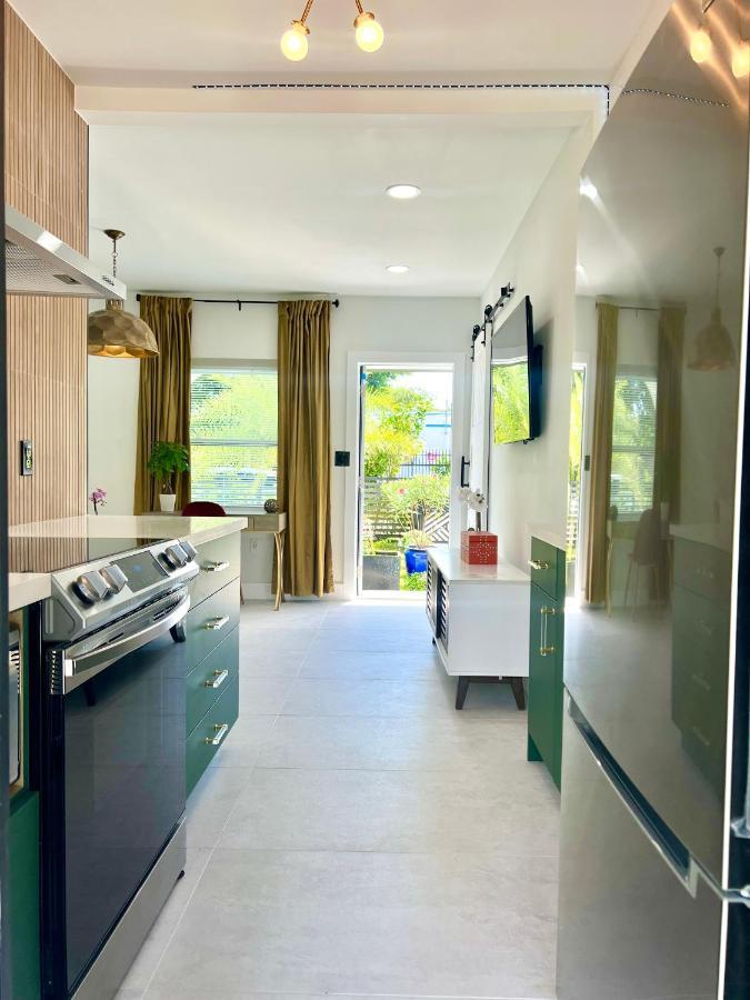 3 Seasons At The Carrington 3 Separate 2 Bedroom 1 Bathroom Apartments And A 3 Bedroom 2 Bathroom Villa Miami Eksteriør bilde