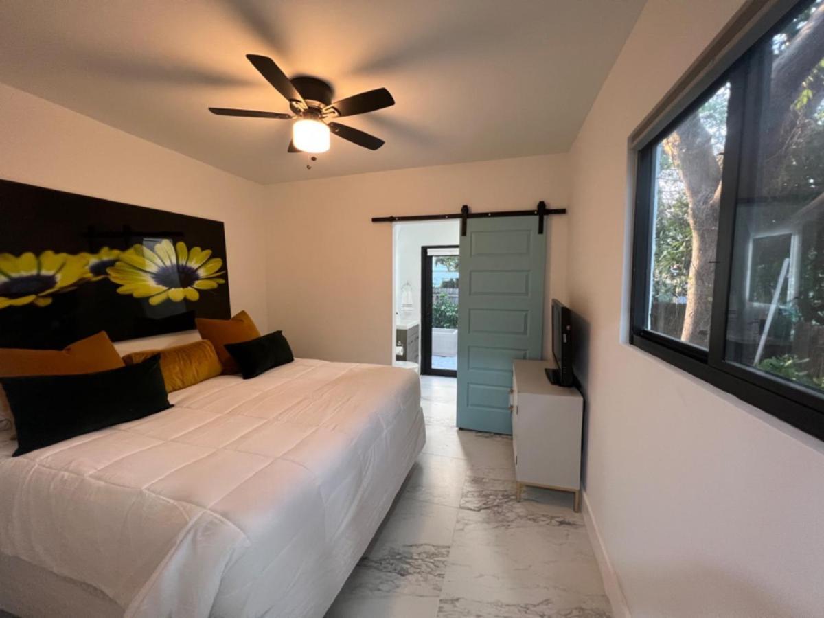 3 Seasons At The Carrington 3 Separate 2 Bedroom 1 Bathroom Apartments And A 3 Bedroom 2 Bathroom Villa Miami Eksteriør bilde