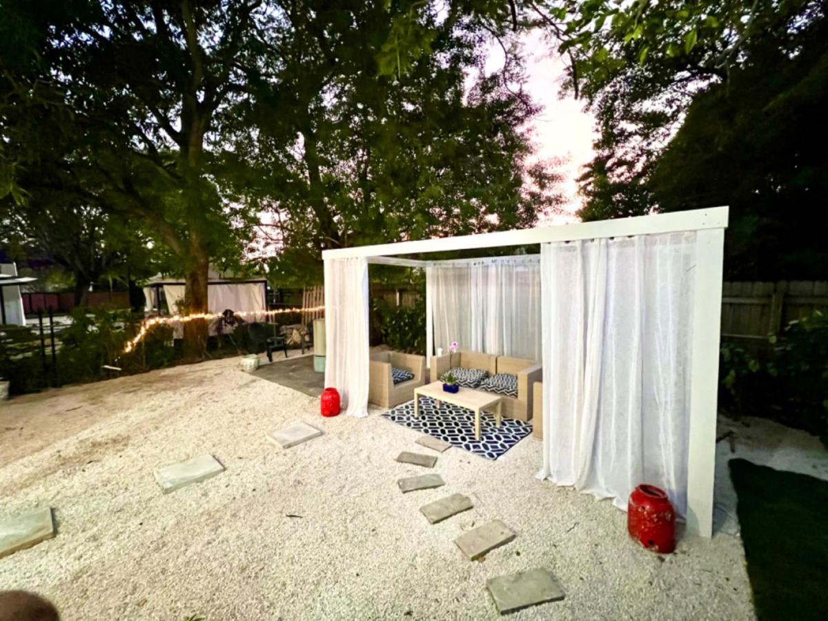 3 Seasons At The Carrington 3 Separate 2 Bedroom 1 Bathroom Apartments And A 3 Bedroom 2 Bathroom Villa Miami Eksteriør bilde