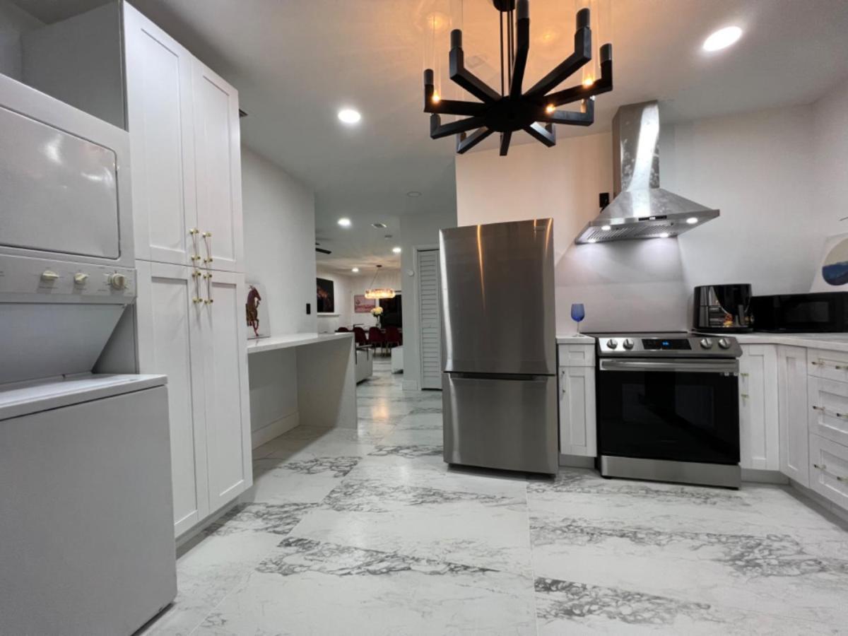 3 Seasons At The Carrington 3 Separate 2 Bedroom 1 Bathroom Apartments And A 3 Bedroom 2 Bathroom Villa Miami Eksteriør bilde