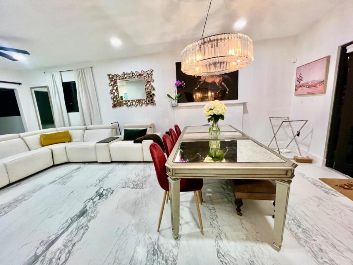 3 Seasons At The Carrington 3 Separate 2 Bedroom 1 Bathroom Apartments And A 3 Bedroom 2 Bathroom Villa Miami Eksteriør bilde