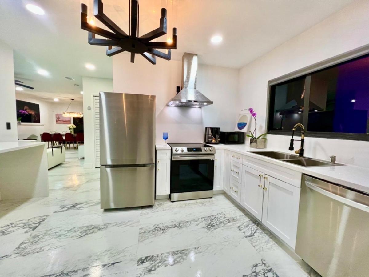 3 Seasons At The Carrington 3 Separate 2 Bedroom 1 Bathroom Apartments And A 3 Bedroom 2 Bathroom Villa Miami Eksteriør bilde