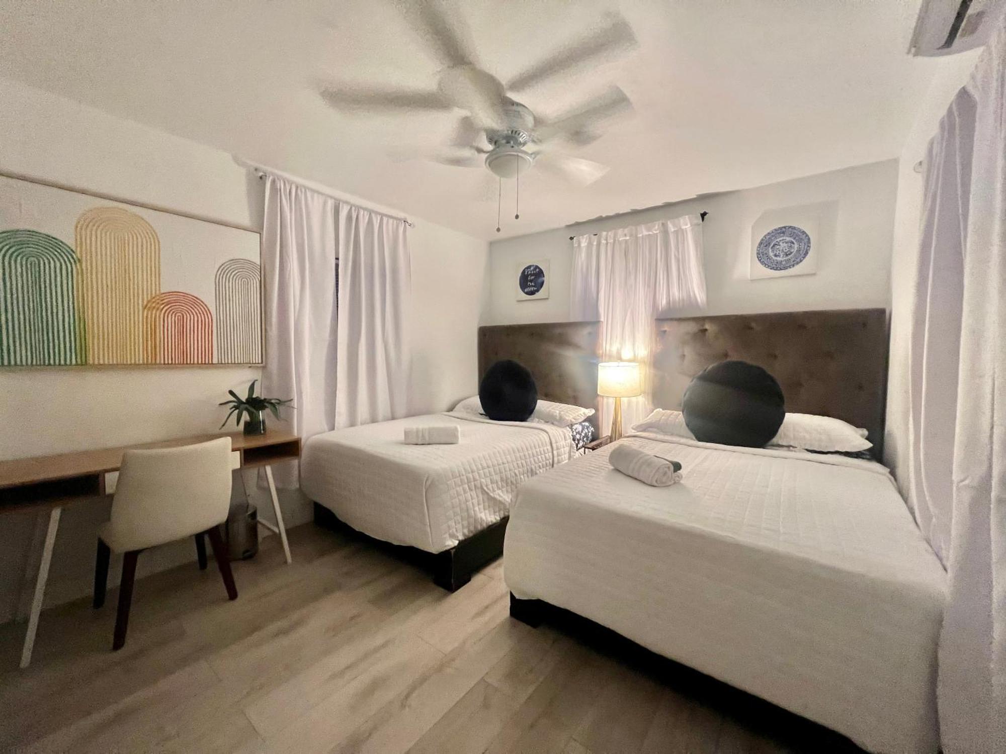 3 Seasons At The Carrington 3 Separate 2 Bedroom 1 Bathroom Apartments And A 3 Bedroom 2 Bathroom Villa Miami Eksteriør bilde