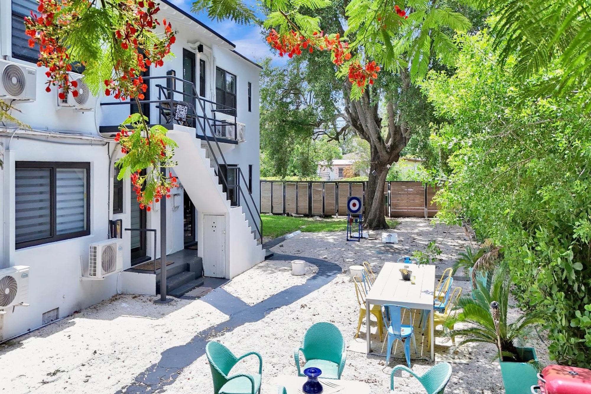 3 Seasons At The Carrington 3 Separate 2 Bedroom 1 Bathroom Apartments And A 3 Bedroom 2 Bathroom Villa Miami Eksteriør bilde