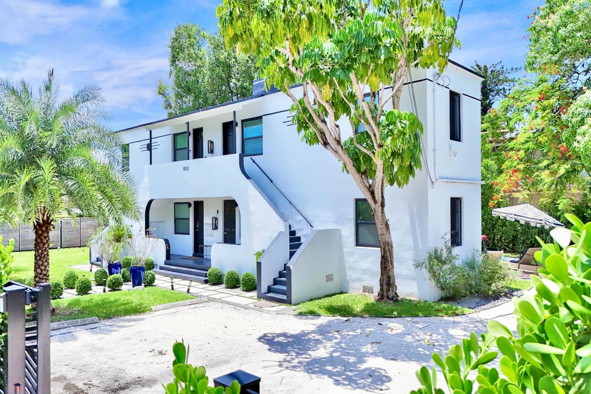 3 Seasons At The Carrington 3 Separate 2 Bedroom 1 Bathroom Apartments And A 3 Bedroom 2 Bathroom Villa Miami Eksteriør bilde